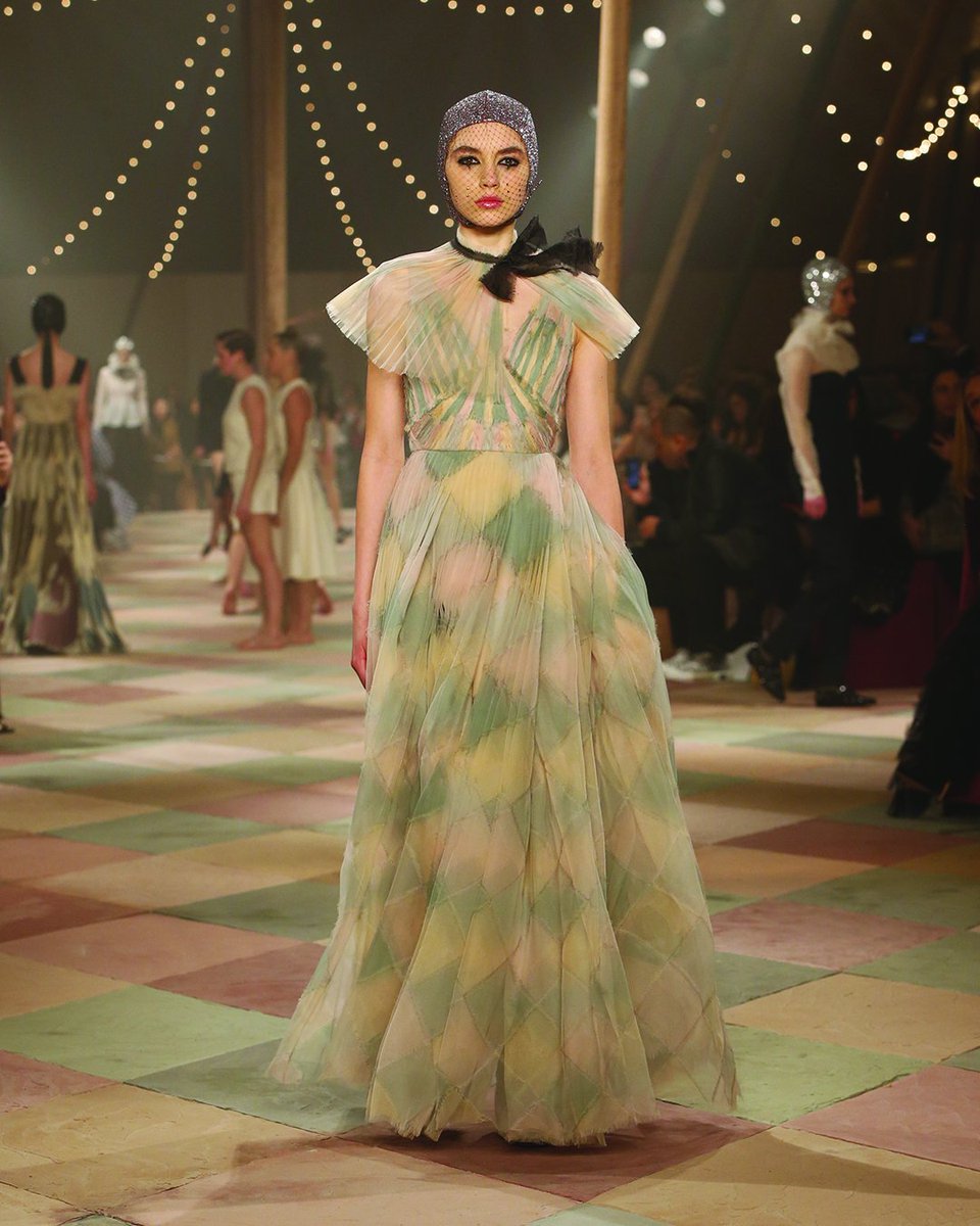 AthenaMex's tweet photo. En la Semana de la Alta Costura Dior presentó una colección inspirada en el circo. Hay mini vestidos armados, plisados perfectos y looks masculinos. https://t.co/q4lESAGNQA