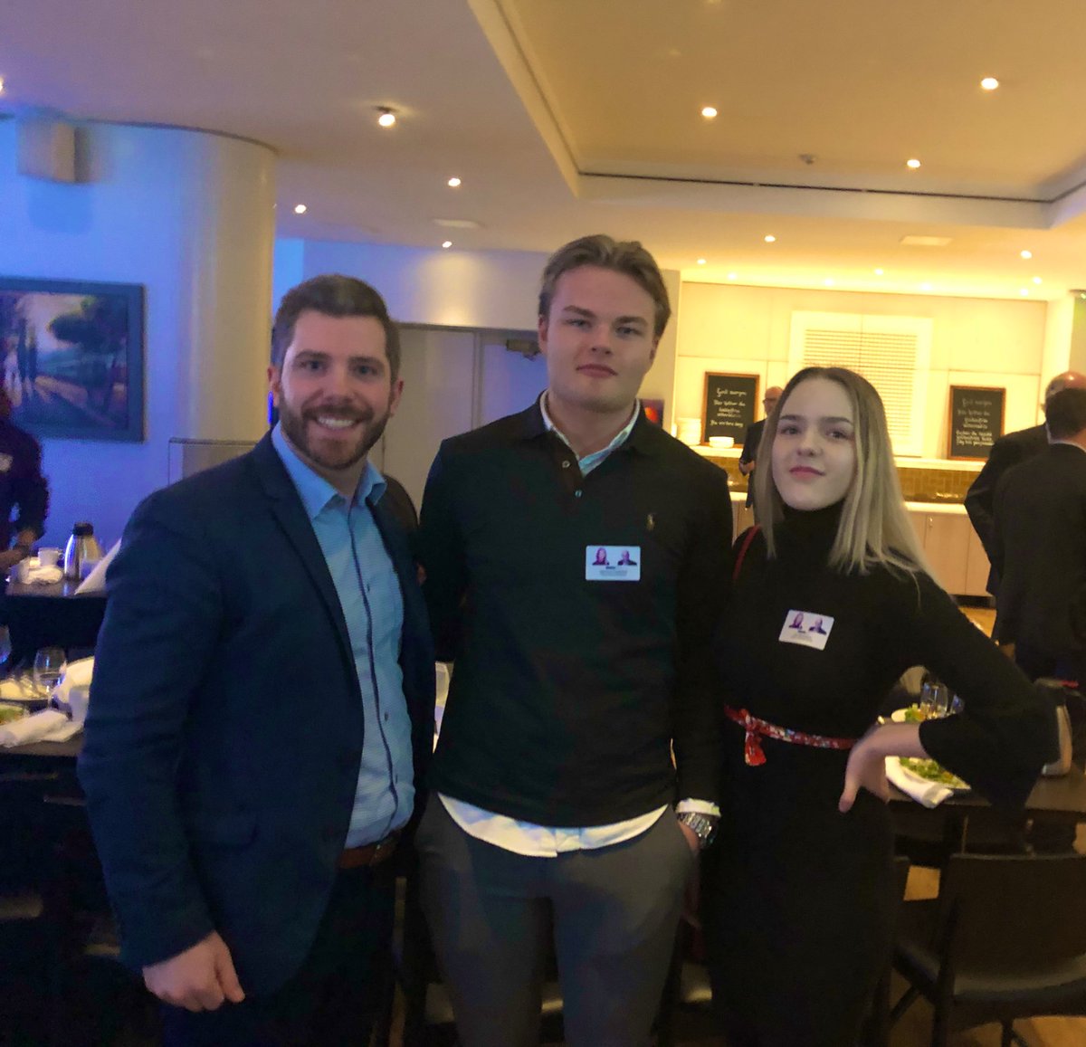 Ekonomilararen's tweet photo. Idag fick Ida &amp; Hampus från @TBSOrebro chansen att gå på @DanskeBankSE event om Demokrati &amp; Ekonomin. @janscherman &amp; @MariaLandeborn delgav bra info samt reflektioner 😊🎉 Skolans elev Haya @wmnbillionaire överlämnade även ett självporträtt som hon gjort på Jan😊❤️🎉 https://t.co/SYqrdsIR6B