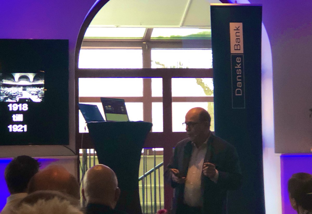 Ekonomilararen's tweet photo. Idag fick Ida &amp; Hampus från @TBSOrebro chansen att gå på @DanskeBankSE event om Demokrati &amp; Ekonomin. @janscherman &amp; @MariaLandeborn delgav bra info samt reflektioner 😊🎉 Skolans elev Haya @wmnbillionaire överlämnade även ett självporträtt som hon gjort på Jan😊❤️🎉 https://t.co/SYqrdsIR6B