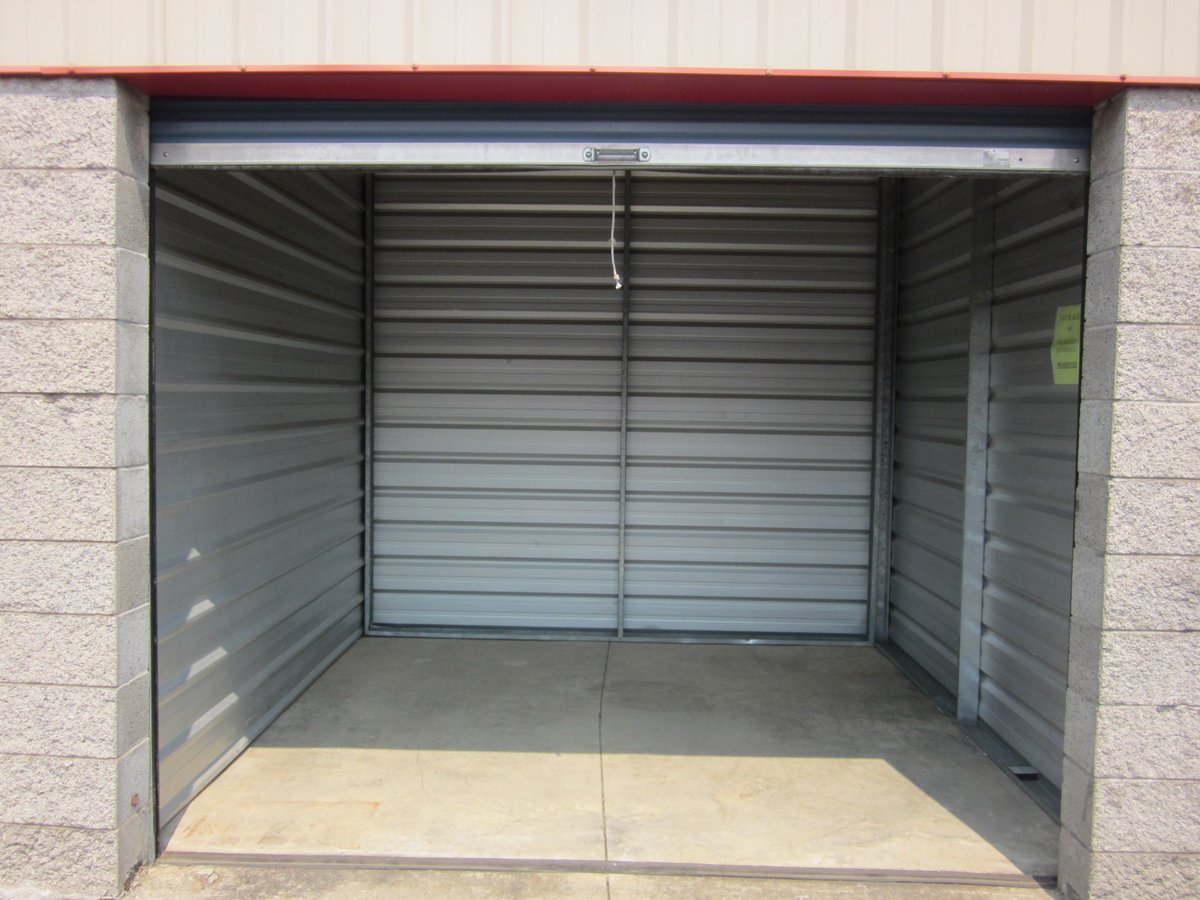 StorageAirport's tweet photo. Are you in the process of buying or selling a home? Let @StorageAirport help you with some temporary #storage options while you prepare your belongings for your new abode. With many sizes to choose from, and month-to-month leases, you're sure to find a unit to fit your needs! https://t.co/gSANAQQ2AX