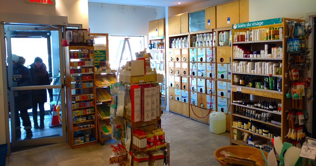 escale_verte's tweet photo. Notre local du 10416, rue Lajeunesse (H3L 2E5) fait peau neuve !

Venez nous voir pour le vrac : lessives, assouplisseurs, savons à vaisselle, etc. 
Hygiène personnelle : gels douche, shampoing, revitalisant, etc.

Bref, on a plein d’articles écoresponsables dignes d’intérêt ! https://t.co/9PQr7E3sRs