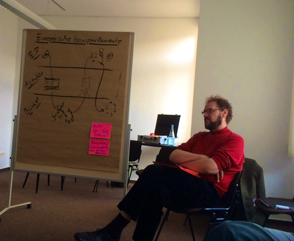 Wie erreicht man die europäischen Bürger_Innen besser + eine verbesserte Teilhabe? Europäische Hausparlamente! Eine Initiative von <a href="/DemocracyIntl/">Democracy International</a> und <a href="/PulseofEurope/">@PulseofEurope</a> 💪#europäischehausparlamente #makeparticipationgreatagain #eu #beteiligungsinnovationen #loccum18