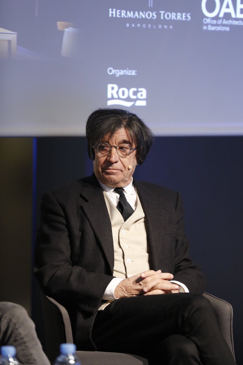 RocaBcnGallery's tweet photo. Carlos Ferrater: ‘En OAB intentamos asumir riesgos intelectuales de cara a nuestros clientes. En este caso asumimos un nuevo riesgo, el de hacer el primer restaurante dentro de la historia del estudio.’
#ChefsHome https://t.co/hYA43JDrn7