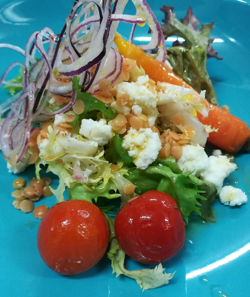 Ensalada con queso feta, lenteja naranja, cebolla roja y tomate cherry confitado con aceite de romero #restaurantelasal #restaurantesvalencia #biofood #adhocparque