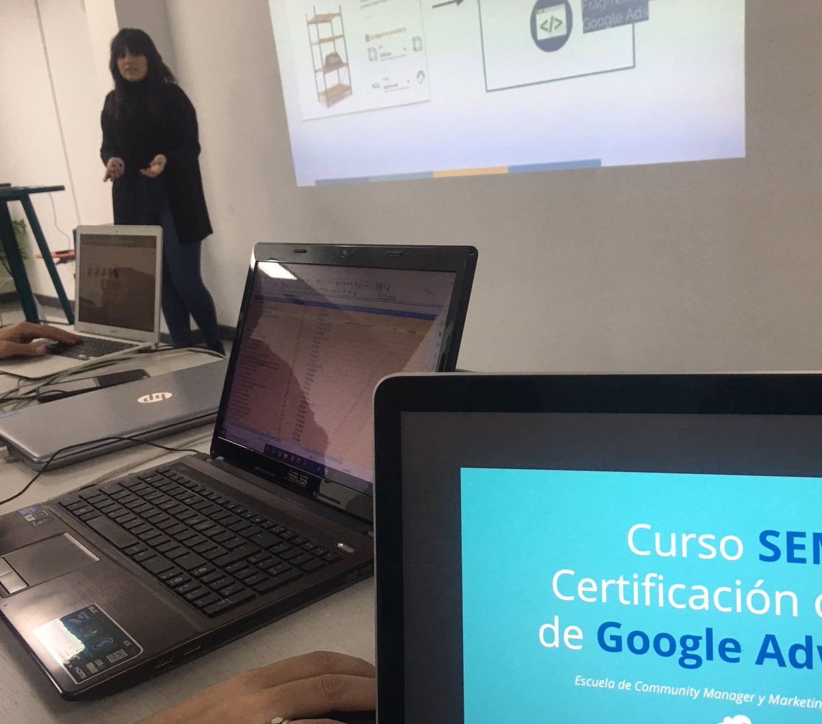 luijordana's tweet photo. Practicando en @AulaCMZaragoza para nuestra Certificación Oficial de Google Ads. Con @NagoreBarroco como trainer no existe el miedo 😱😱 #AulaCMZgz  #CursoGoogleAds https://t.co/G5ESsF6mvI