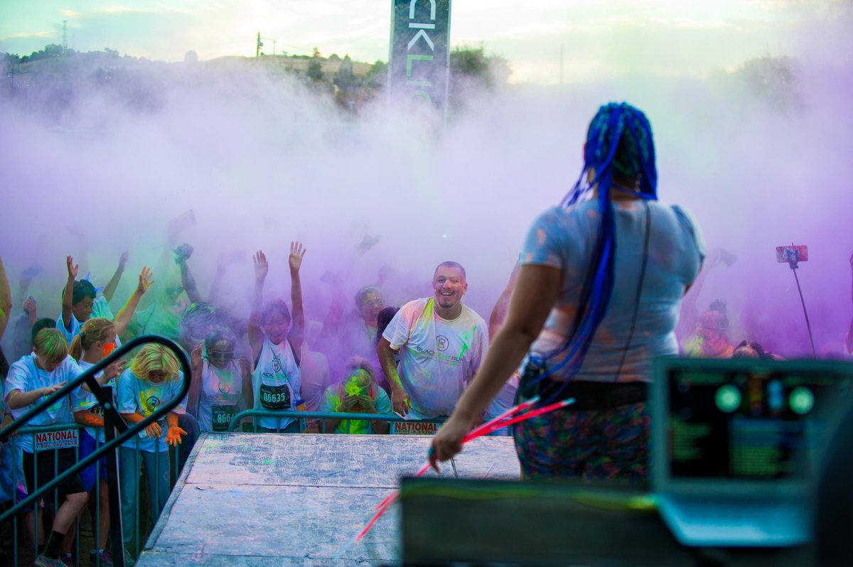 BlacklightRun's tweet photo. Can't see past the first row 😂 #CloudsOfColor #blacklightrun https://t.co/D0oi6beMv9