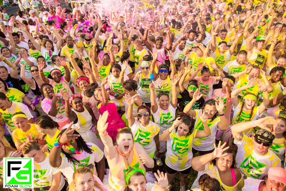 FoamGlow's tweet photo. Guess this crowd really loves foam! π #foamglow #foamclouds https://t.co/vsOJVGSoO0