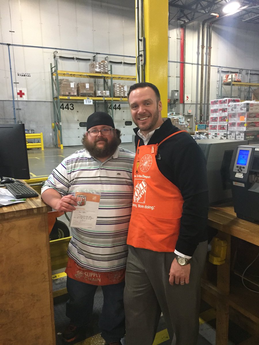 CPrattTHD's tweet photo. @THDJon_RHRM delivering some awesome recognition to associates and leaders! @GRenzaglia https://t.co/qp1mqClzBw