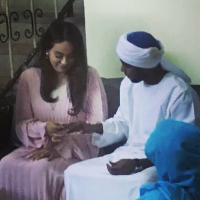 KassaYaser's tweet photo. قبل ٣ اسابيع سامح خطب الج��هره، قبل ٥ايام في مظاهرات بري سامح فقد عينو اليمين نتيجة ارتداد عبوة بمبان، الليله سامح عقد في المستشفى. 3 weeks ago They got engaged , 5 days ago he lost his right eye in burri protests, today they are officially married. In hospital #تسقط_بس https://t.co/U1hHqNi3y3