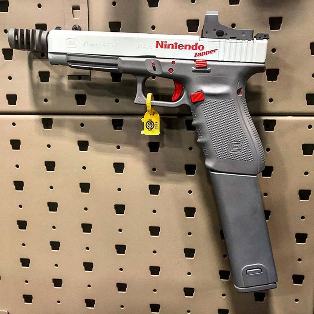 Gun Collector al Twitter: "The Nintendo Zapper painted by @blacksheeparms at the @gallowtech booth. Who wants to play Duck with this? #oldschool #glock #9mm #shotshow #shotshow2019 https://t.co/h01G0LVuqz https://t.co/DMcHwICtht" /