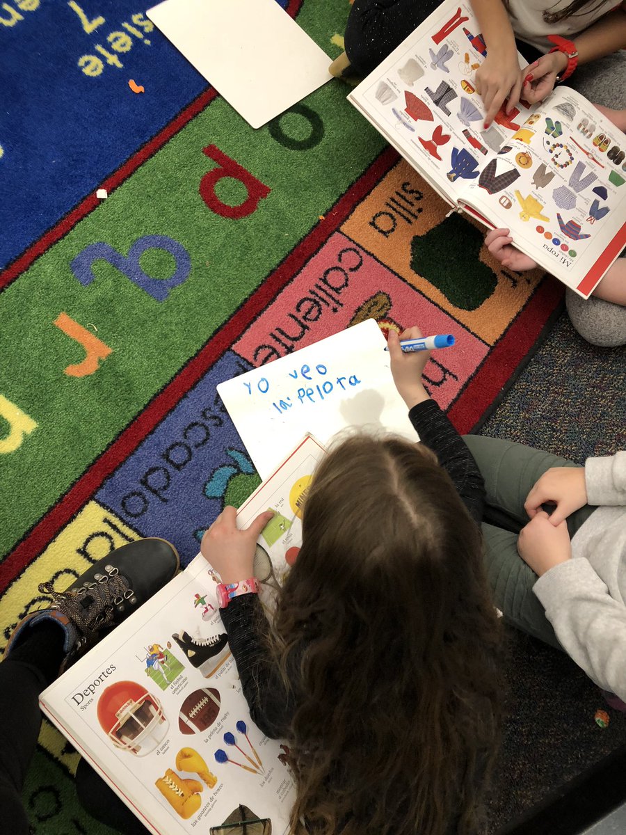 FRESpanish's tweet photo. 3rd grade is writing sentences in Spanish! @FREprincipal #FriscoPanthers @FRE_MsKarbach https://t.co/k5NHWWCETi