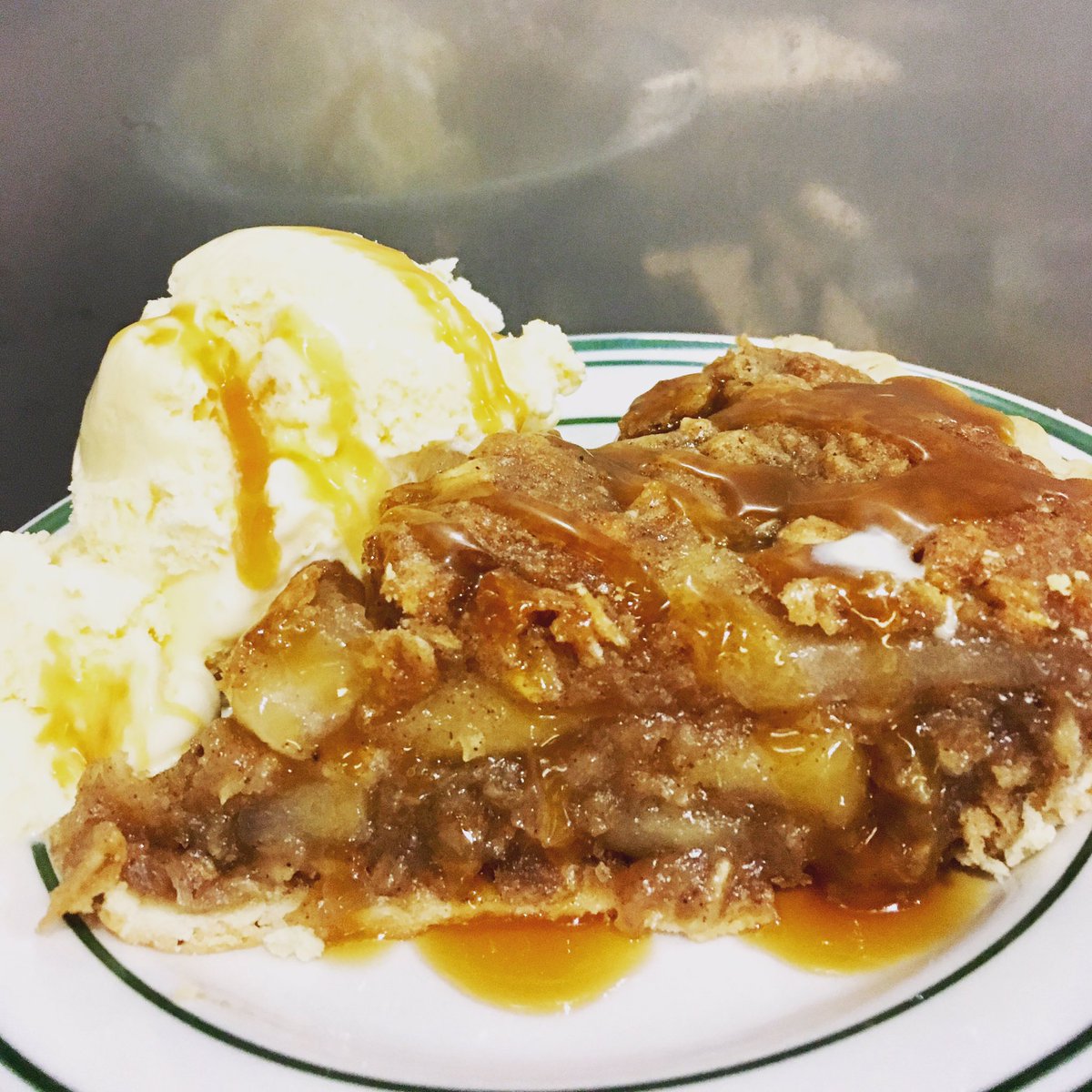 Caramel Apple pie with vanilla ice cream. 😋
#newmangrove #yum #caramelapplepie