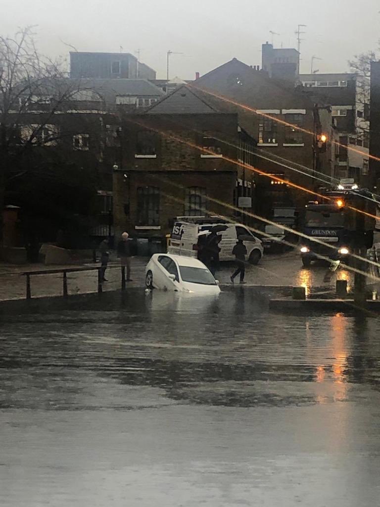 thebarkingtweet's tweet image. #TravelTuesday 

#TfL licensed #SatNavFail 

#uksnow #Londonislovinit #LondonIsOpen