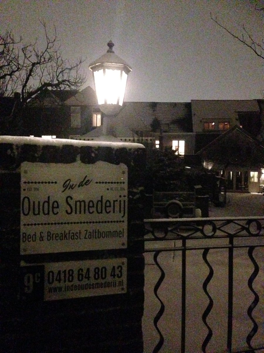 Fijn thuiskomen in wit landschap #sneeuw #zaltbommel <a href="/BZaltbommel/">B&B Zaltbommel</a>