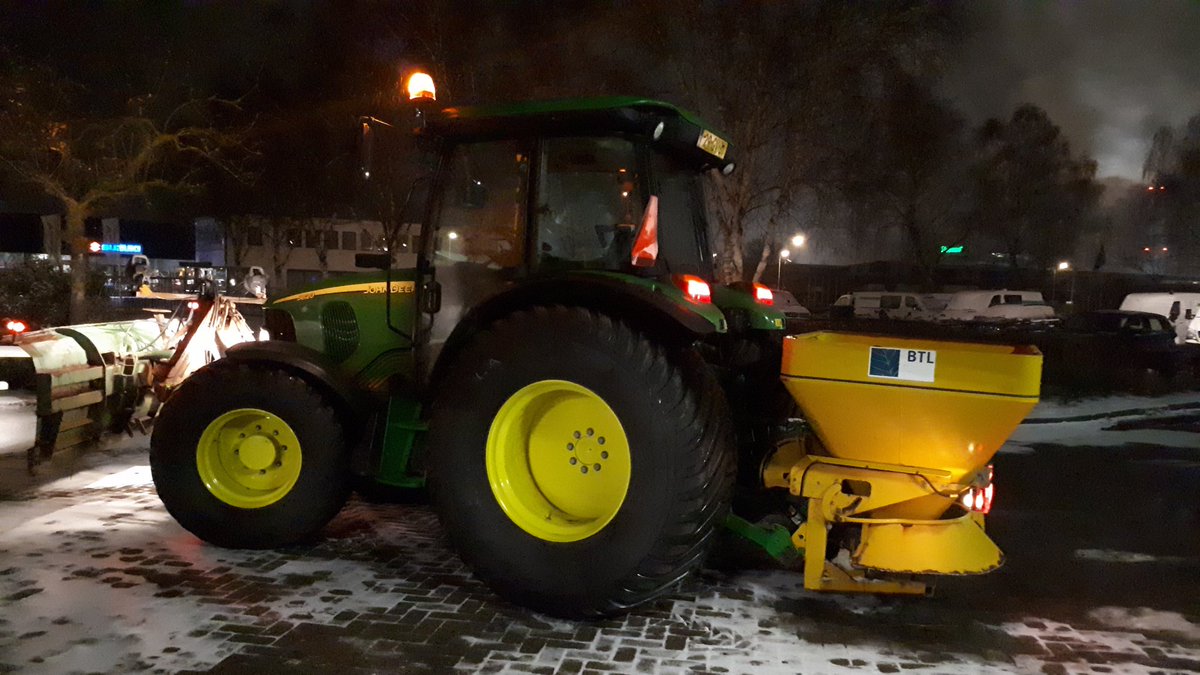 De collega's zijn volop aan het strooien voor onze opdrachtgevers. Top prestatie! Als ze weer 'thuis' komen staat een versnapering klaar. #gladheid #winter #samen #24/7dienstverlening