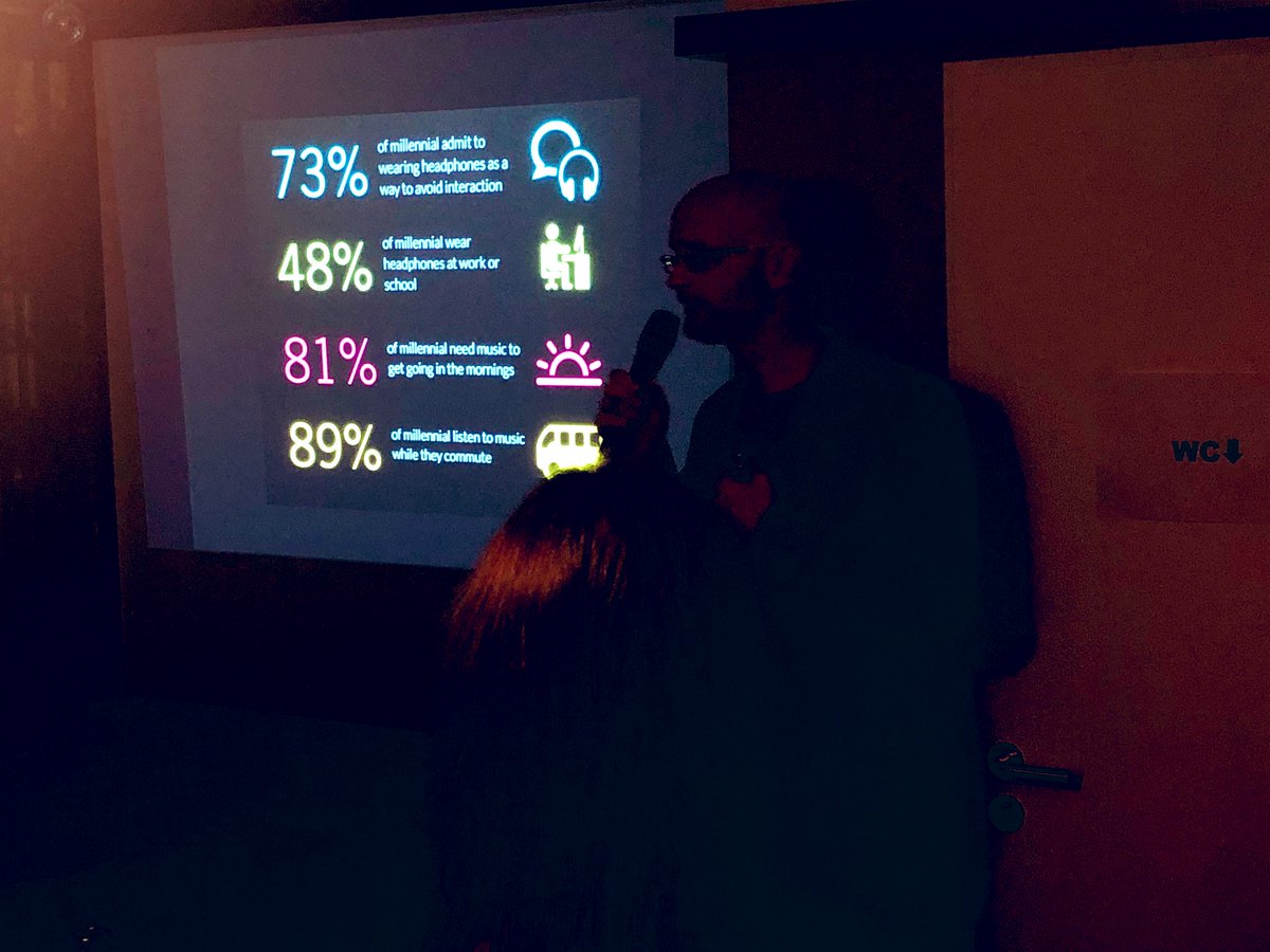 joachimschmidt's tweet photo. Heute wieder mal #ContentMarketingTuesday und gleich die überraschende Erkenntnis, dass 73% der kopfhörertragenden Millenials diese nur aufsetzten, um direkte Kommunikation zu vermeiden, so Henrik von Bodenhausen von #Regiocast. #cmtb19 https://t.co/TRknynh7gx