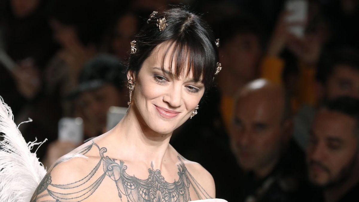 Lci On Twitter Video Je Marche Seule Asia Argento Fait Sensation Sur Les Podiums De La Fashion Week A Paris Pfw19 Https T Co Q2lobl4gry Https T Co 0mci77v8d9