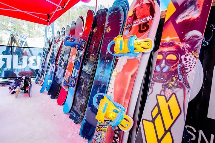 SnowattackES's tweet image. Estamos orgullosos de informar que vamos a estar despiertos una semana con el equipo de #Store13 . Si quieres probar las últimas tablas de @BurtonSpain. ¡Busca a los chicos alrededor de la terraza! 😜

#snowattack #store13 #snowaboard #BurtonSnowboard