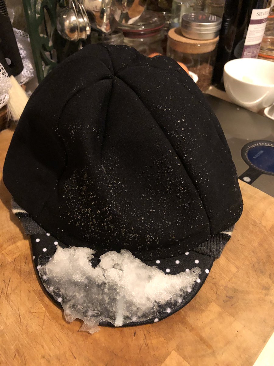 Sunniethehoob's tweet photo. #cyclingcaptuesday #capsnothats #snow

The #commutebybicycle was a bit epic tonight. 

And......fairy #penguins hate snow ❄️❄️❄️ https://t.co/bYK2l4e9ms