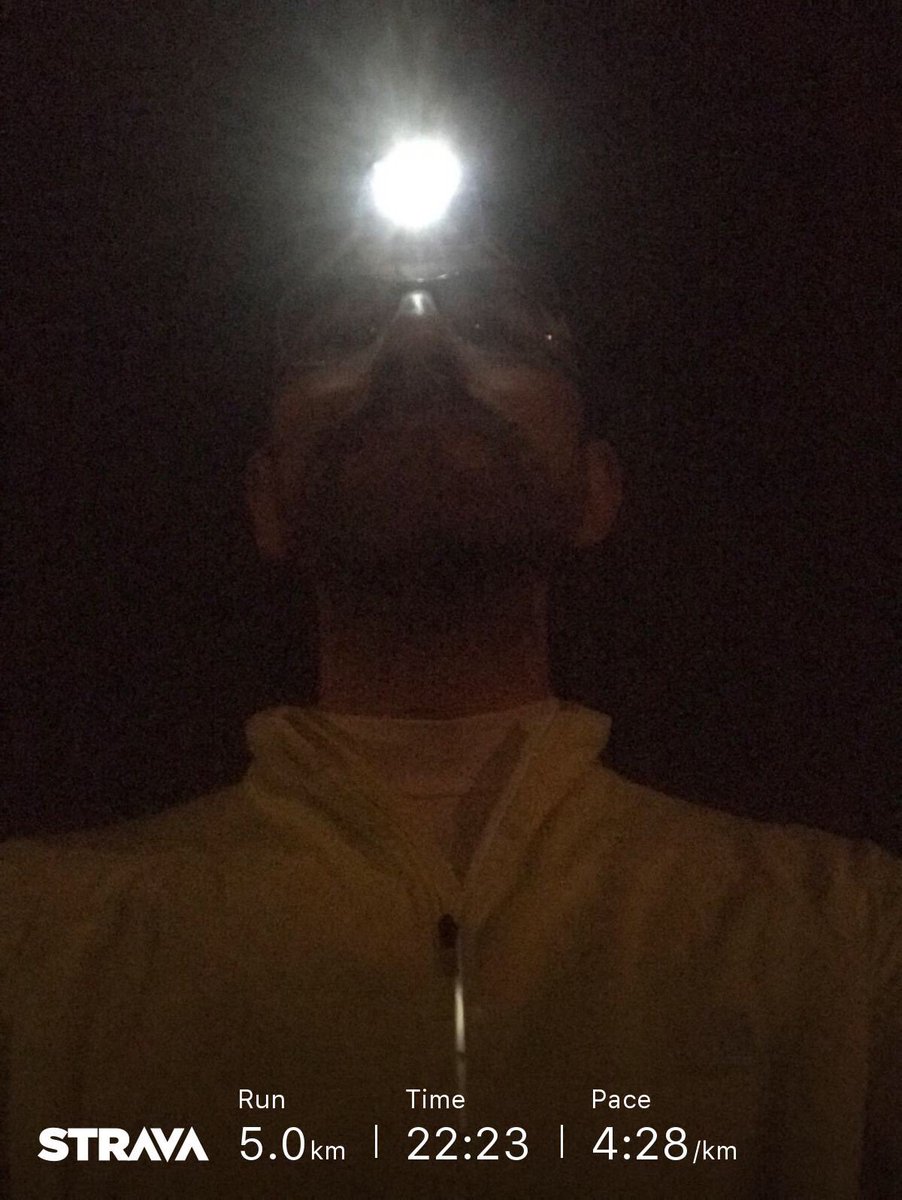 Stephen_WJ's tweet photo. Chasing snowflakes 🌨❄️❄️🏃🏻‍♂️💨💨💨 #hoofingit #bitclosertoPB #awesome 

@dads_running @UKRunChat @runr_uk https://t.co/fJxcE2jJLx