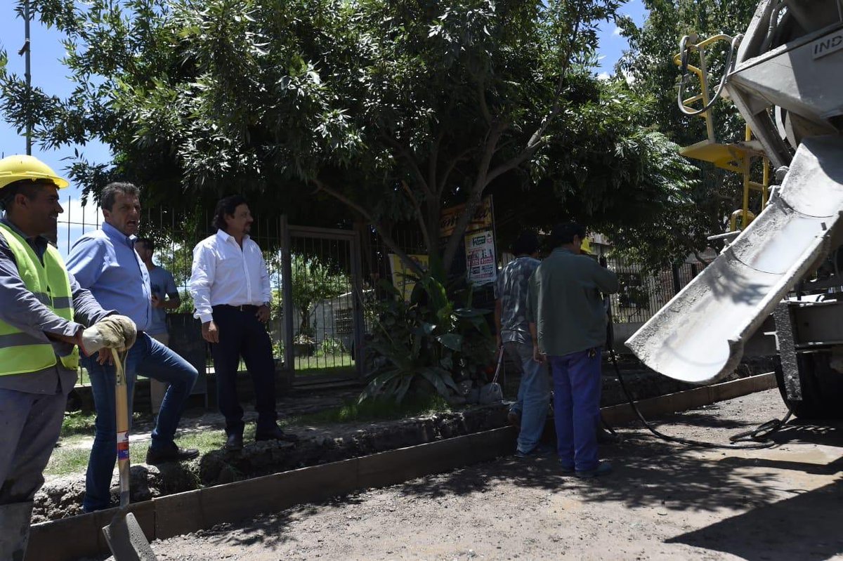 GustavoSaenzOK's tweet photo. Hoy visitó La Linda mi amigo @SergioMassa. Recorrimos obras esperadas por más de 50 años por los salteños para mitigar inundaciones, estas obras hoy son una realidad gracias a los fondos federales del Gobierno Nacional @MinInteriorAR #Salta https://t.co/sJrNKLojrI