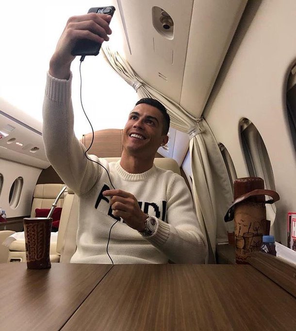 DximDkcWoAAskvR?format=jpg&name=small Ronaldo paga 365 mil euros para ficar sem cadastro. E é criticado por selfie em jato particular