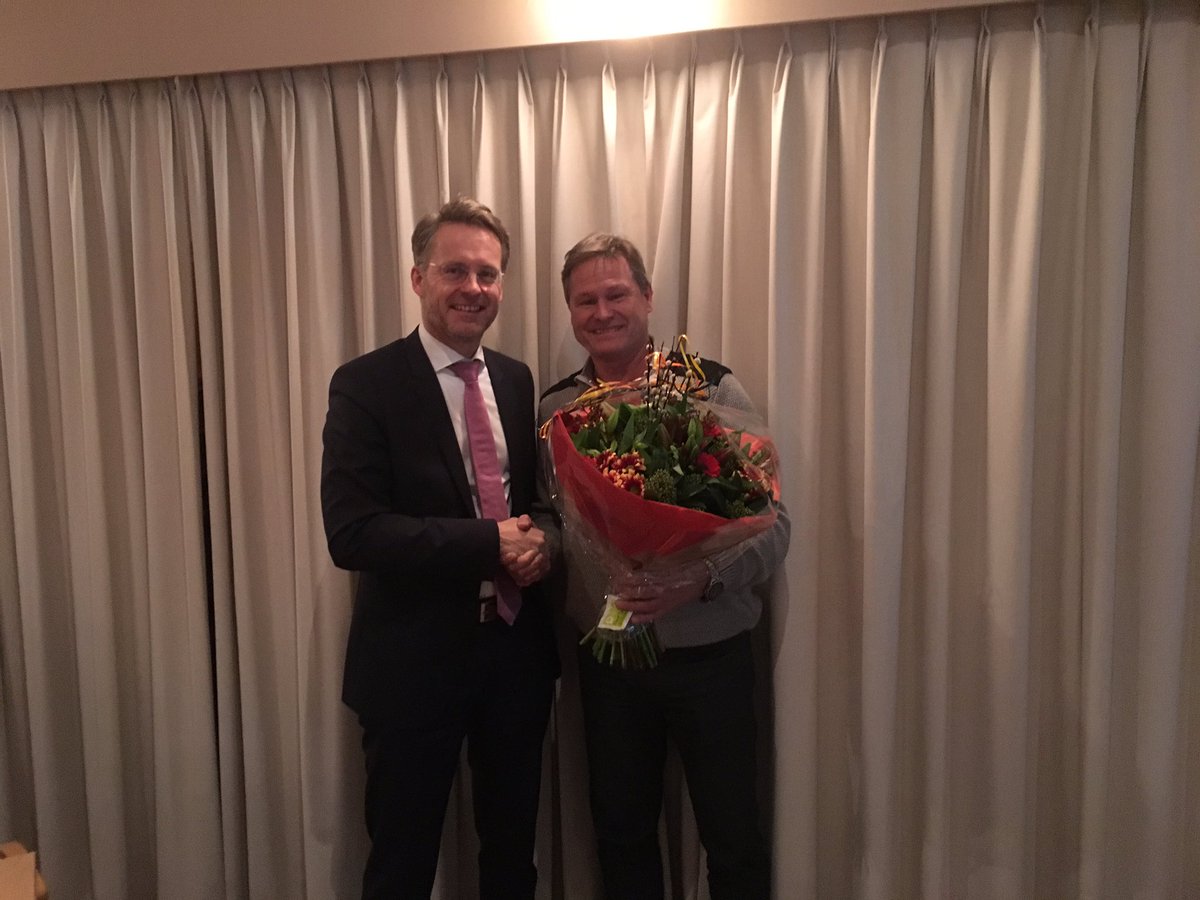 Tijdens de nieuwjaarsbijeenkomst voor bewoners van het Dorp, Driemanspolder, Stadscentrum en Palenstein heeft wijkwethouder <a href="/RobinPaalvast/">Robin Paalvast</a> de met pensioen gaande wijkagent Palenstein bedankt voor zijn jarenlange betrokken inzet in de wijk. Henk bedankt! @POL_Zoetermeer