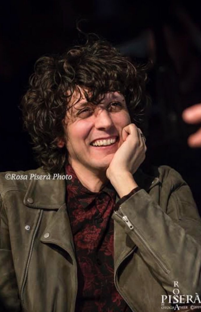 Noahtheheir's tweet photo. "Quella sera in cui l'amore cadde nei tuoi occhi..." 🌹✨
(sì, l'ho scritta apposta così)
#ErmalMeta #InViaggioConErmalMeta https://t.co/Pz4LMWeLxs