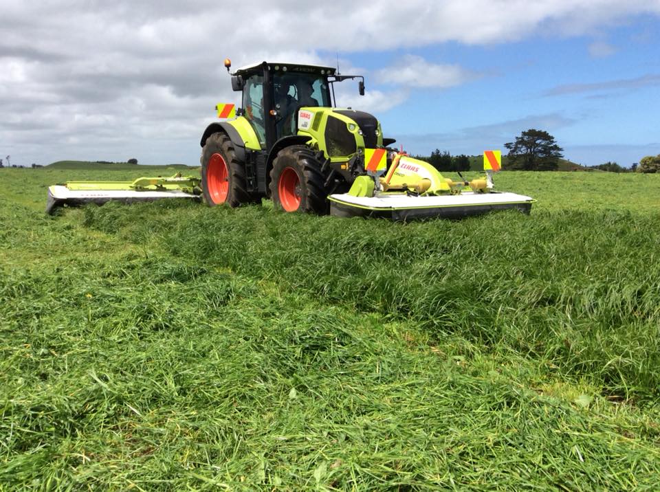 CLAASHC's tweet photo. Check out Allan Coburn with his CLAAS AXION 830 tractor paired with his new CLAAS DISCO 3200 front and rear mower conditioners.
Enjoy your new mowers Allan! Looking good!
#CLAAS #CLAASDISCO #mowing #tractors #farming #agriculture https://t.co/ZxVptCzUxg