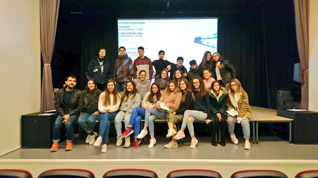 Aquest curs també participem al <a href="/VngReacciona/">Vilanova Reacciona</a> organitzat per <a href="/ajuntamentvng/">Vilanova i la Geltrú</a>, en col·laboració amb <a href="/Oxfamvng/">Oxfam Intermón VNG</a> i <a href="/tallerdecinema/">Jaume Fargas</a> Avui els exalumnes Inés, Mar i Alberto ens han explicat la seva experiència amb el món de la interpretació. Molt contents de la vostra visita. Gràcies!