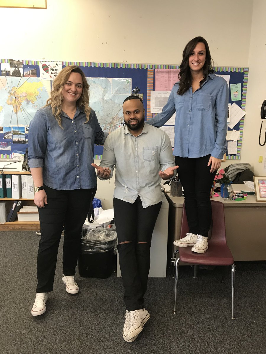 MstrJayWill's tweet image. Taking #TwinDay to new heights (literally &amp;amp; figuratively) with Ms D and Ms G @GABrownMS_TDSB! 

#Teacher #TeachingRocks #Triplets
