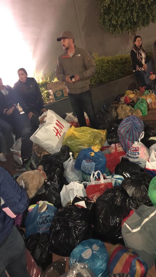 Luishrnandez's tweet photo. Ecuatorianos le brindaron apoyo a nuestros compatriotas Venezolanos en Ibarra, luego del desastre de hace 2 días.

No todos los Ecuatorianos son malos ni todos los Venezolanos tampoco.
Es muy gratificante saber que aún quedan buenas personas en el mundo y que los buenos somos mas https://t.co/PrNRPxo3qt