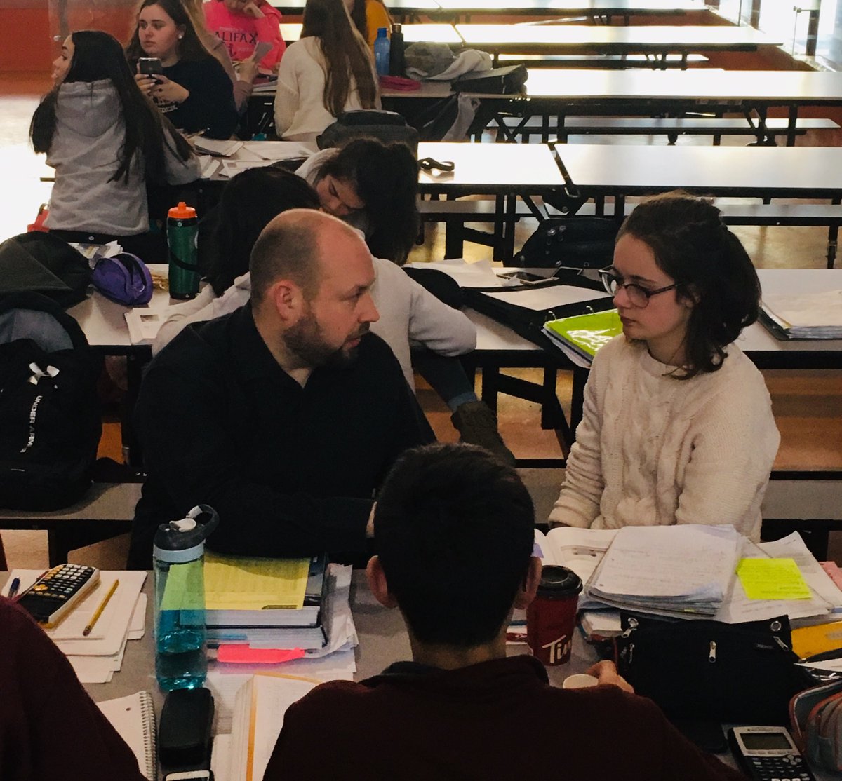 Soirée d'études offerte ce soir pour les élèves de 10 à 12 en vue des examens de fin semestre. Avec la générosité de ⁦<a href="/TherapeuticPaws/">Therapeutic Paws of Canada</a>⁩ 🥰☀️🙌⁦<a href="/CSAP_Officiel/">CSAP</a>⁩