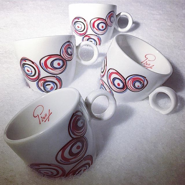 Peter_Janssens_'s tweet photo. Colour in the snow by P2011.
.
.
#p2011 #colourbringsasmile #familyfriendsandneighbours #snow #sneeuw #koffie #kunst #kopjes #tas #coffee #cup #tassen #tasse #cafe https://t.co/rwOwh8NpAt