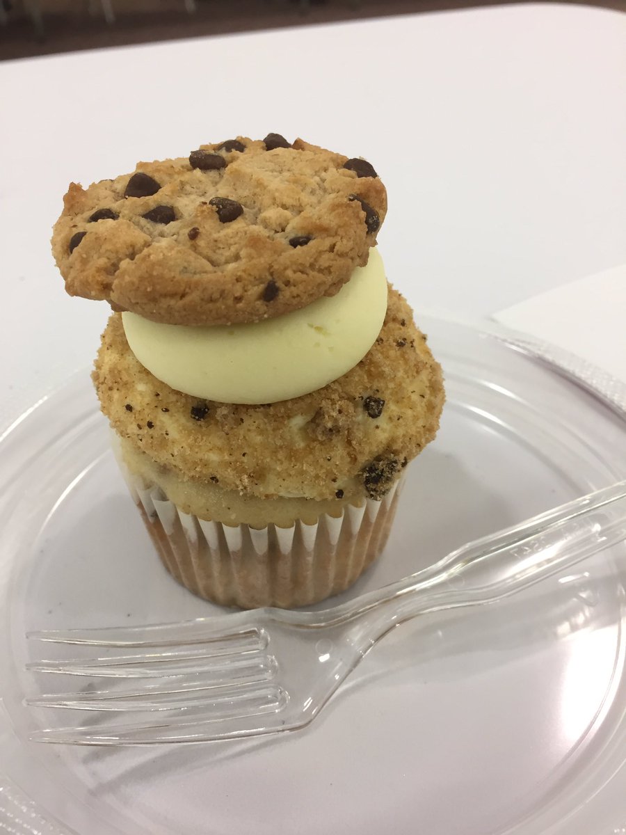 JohnCoggin's tweet image. When in #Lumberton hosting a conversation on the economic impact closing the #healthcare #coveragegap, make sure to support local biz by bringing decadent cupcakes! #shoplocal @RuralCounts #CelebrateRural #ncpol