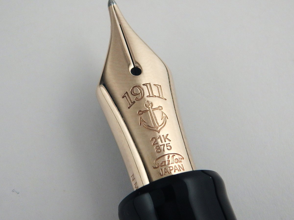 リニューアルにより超シンプルになった長刀研ぎペン先ですが、刻印が