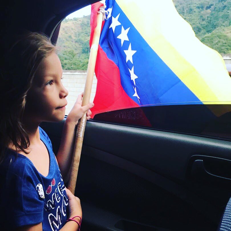 ... y todavía algunos me preguntan porque sigo luchando, porque sigo teniendo esperanzas... una imagen: futuro y libertad ... gritemos con brío... Venezuela 🇻🇪Libre
