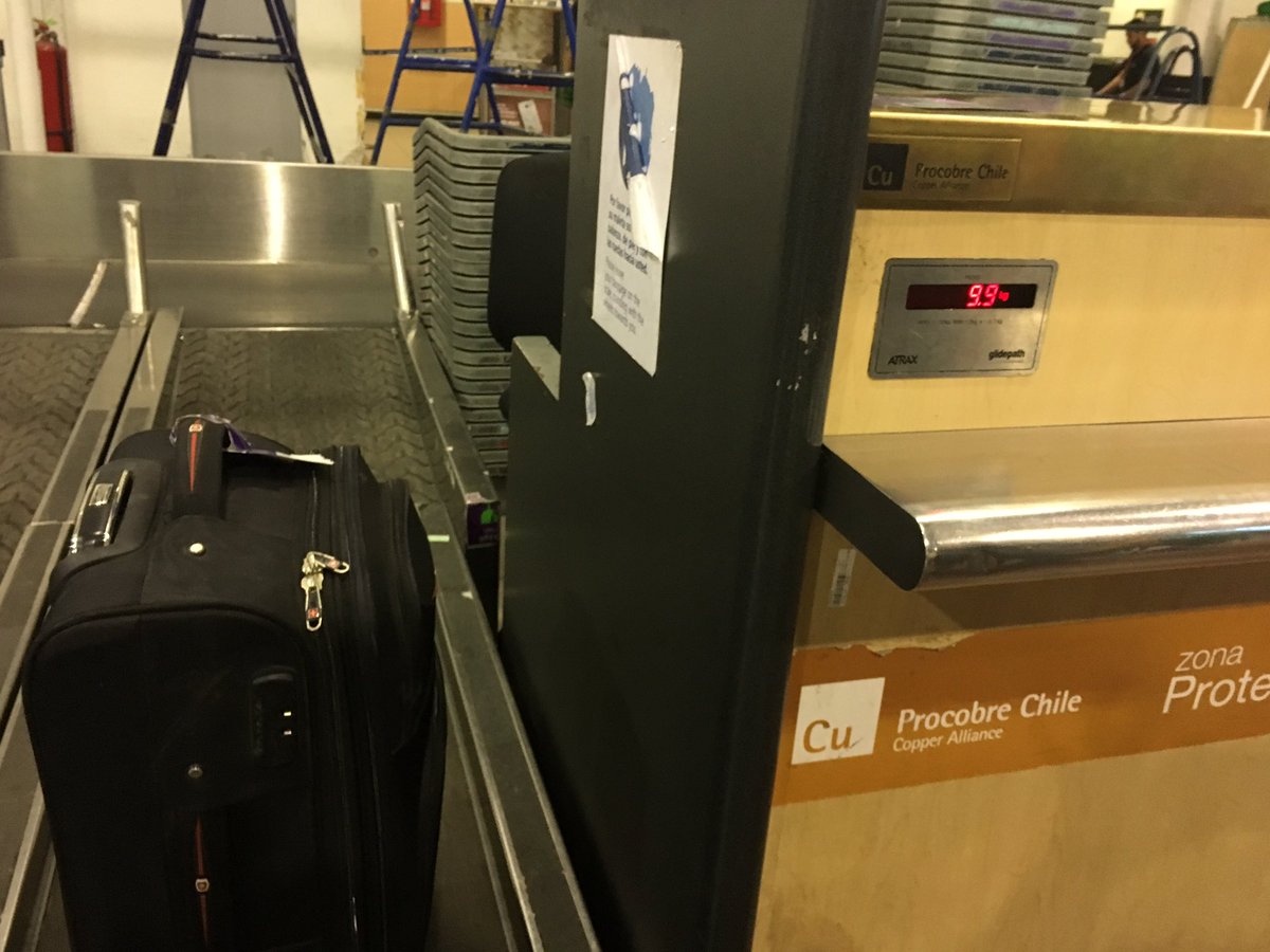 chypa37's tweet photo. @SKYAirline_CL vuelo temuco Santiago, de las 21:00 vuelo 58 caños cobraron no permitieron llevar maletas de cabina y cobraron adicional (50 mil por tres maletas de tres personas distintas) cumplían normas, solicitamos devolución de dinero https://t.co/fPLLpnRSEk