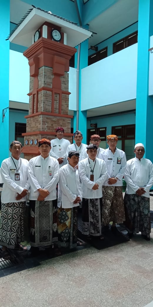 Selamat pagi #kawanpajak pagi ini kami siap melayani Wajib Pajak dengan pakaian adat Kudusan sesuai dengan himbauan surat dari Sekda Kudus.

Mumpung masih pagi, masih belum antri, datang ke KPP Pratama Kudus, segera laporkan SPT Tahunan anda 😊 #LebihAwalLebihNyaman