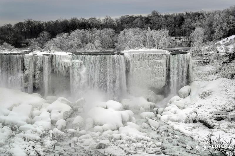 Frozen falls: The flowing waters of Niagara Falls partially freeze as the temperature drops https://reut.rs/2HqTnFT 📷 @moedoiron