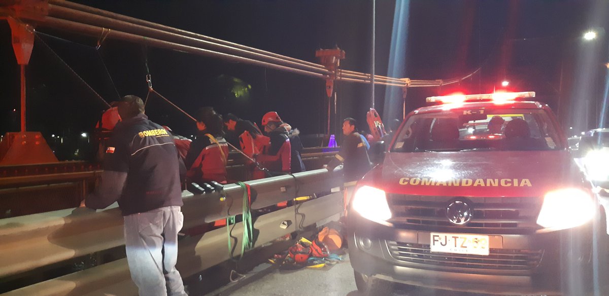 primeraysen's tweet photo. #bomberos #aysen unidad Gersa y GRIMP trabaja en 10-3-2 puente presidente Ibáñez (intentó de suicidio) https://t.co/7elGEhTtRA