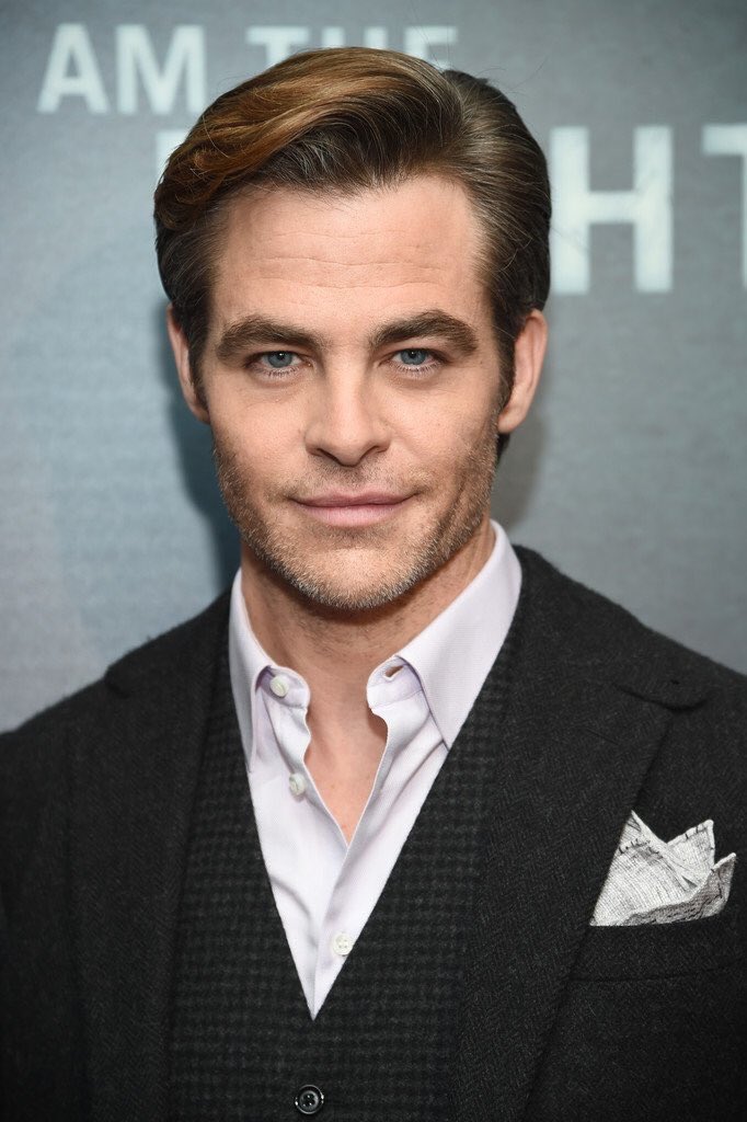 bestofpine's tweet photo. Chris Pine attend the 'I Am the Night' Premiere 😍 https://t.co/malmglzjqT