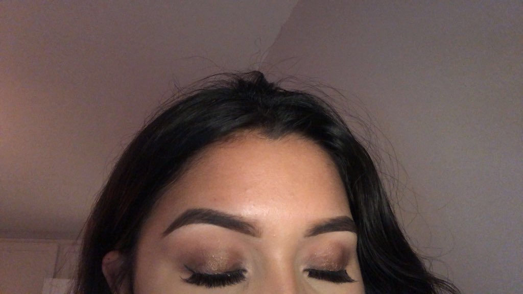 Rebecca08121241's tweet image. Learning how to apply eyeshadow and falsies 💋 #masterproject #educ283