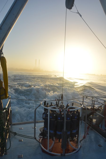 Wrangling a CTD and securing it on deck is a team effort and an essential skill in oceanography. @MLMLmarinesci students get the job done on the R/V John H. Martin #CTDAppreciationDay