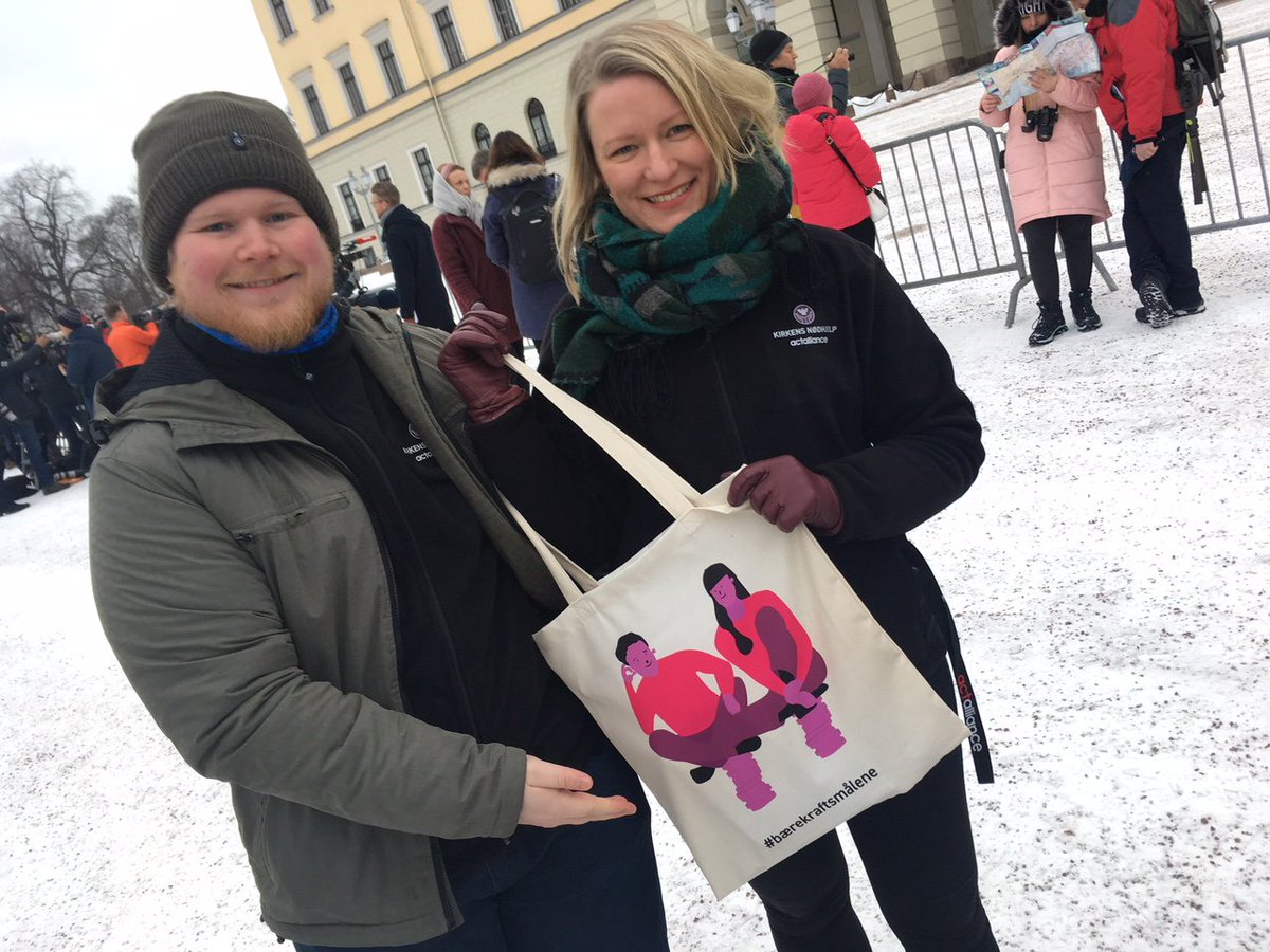amskaland's tweet photo. Det er et enormt utviklingsproblem at selskaper gjemmer unna penger som burde gått til skatt i fattige land. I dag overleverte @KirkensNodhjelp et nett fullt av lesestoff og utfordringer om ulikhet, skatt og andre utviklingssaker til @dagiulstein. @KrFNorge https://t.co/7yIXCpjNQa