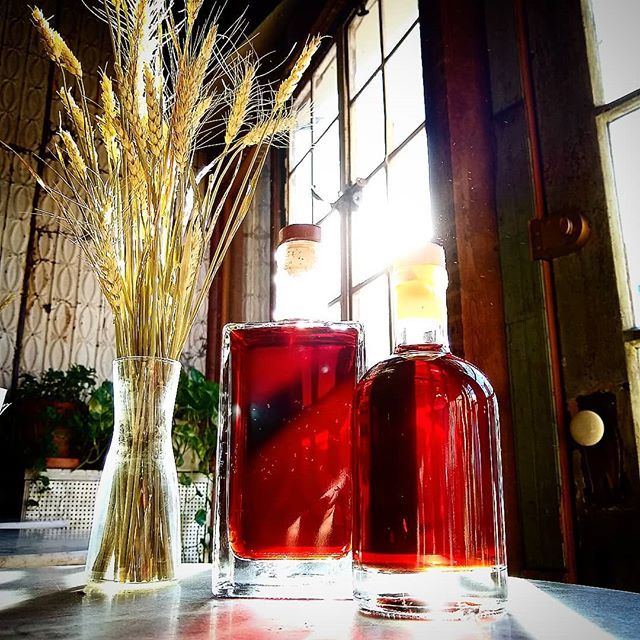 Sublimated by winter sun rays, here's our new batch of barrel-aged cocktail, a beautiful Tequila Negroni.

Crafted with organic Tequila, Campari and Sweet Vermouth plus 2 secret ingredients to bring brightness and depth. 
A nice way to start a dinner night with friends at Mi…