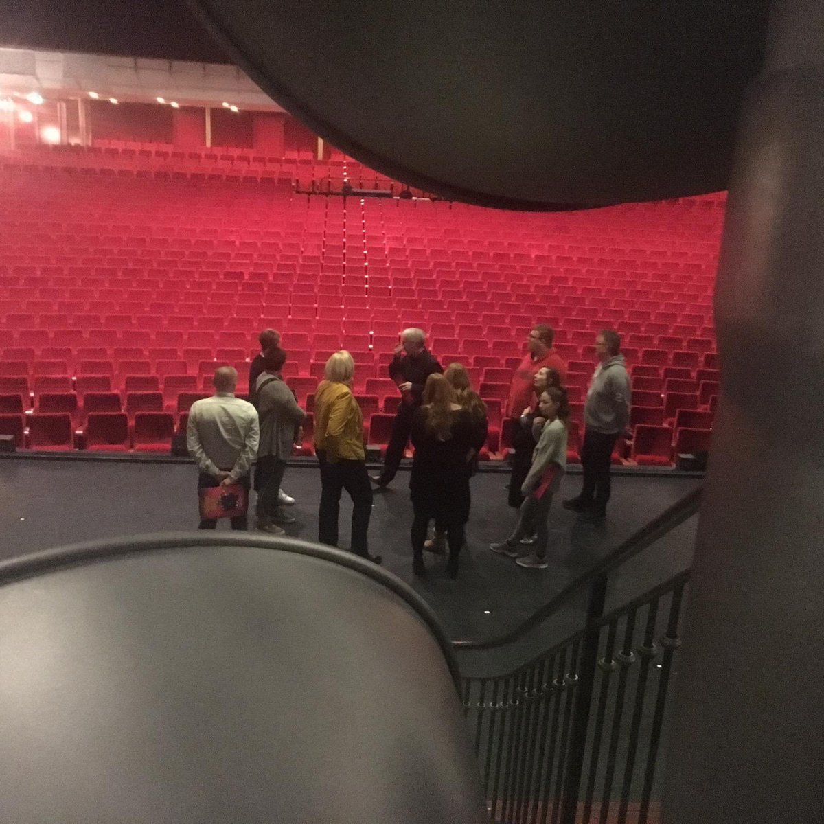 Martiniplaza's tweet photo. Terwijl in onze middenhal gepoogd wordt zoveel mogelijk 180s te gooien @kingsofdarts,  zijn in het theater de bezoekers van #Theaddamsfamily op backstagetour door het decor met ons eigen Wybe! #welkomingroningen #volhuis https://t.co/r8ZuHWs0S5