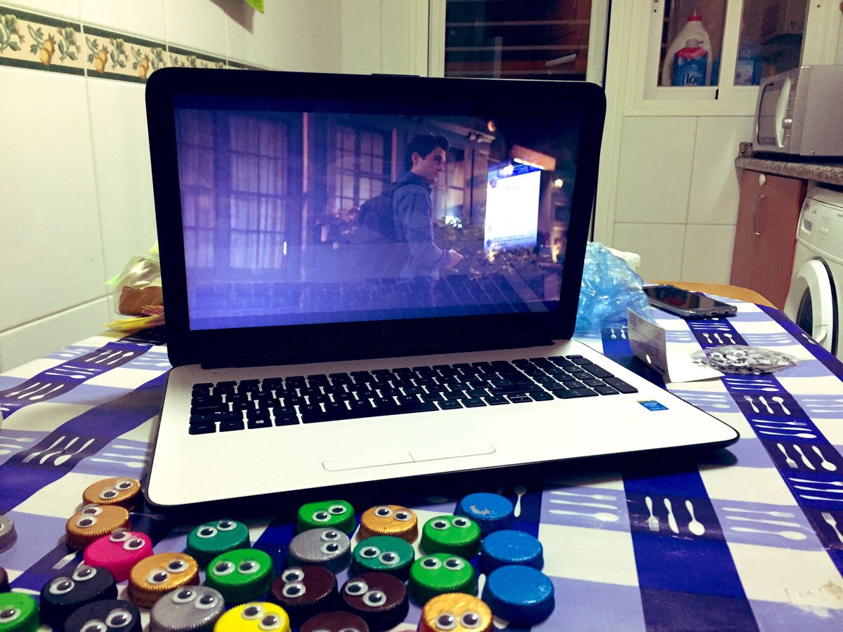 Acabando una práctica de diversidad con <a href="/AngelaUji/">Ángela Romero</a>, y de fondo la serie YOU, tiene gran relación con el peligro que puede suponer un uso inadecuado de las redes sociales. ¡Esta serie promete! #MI1013A