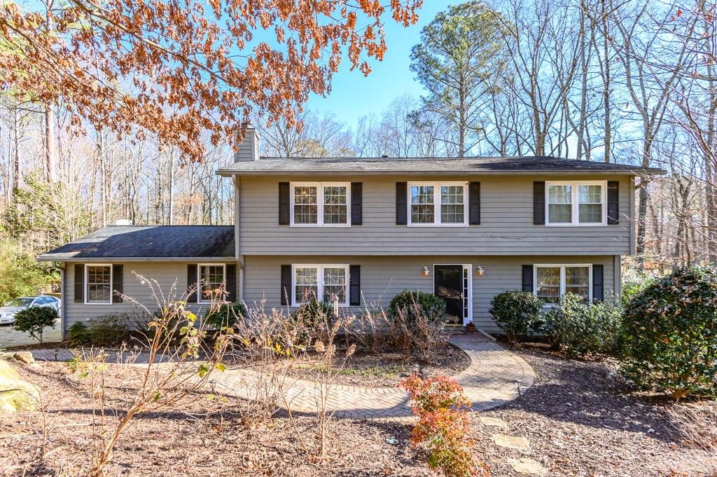 WRTheCollective's tweet image. This renovated 5-bedroom house has several family rooms, a finished basement with recreational space, &amp;amp; an oversized backyard  perfect for entertaining, plus it's in a #swim/#tennis community near @CobbSchools. See more of Lindsey Sanders's listing here: bit.ly/2Udjq59.