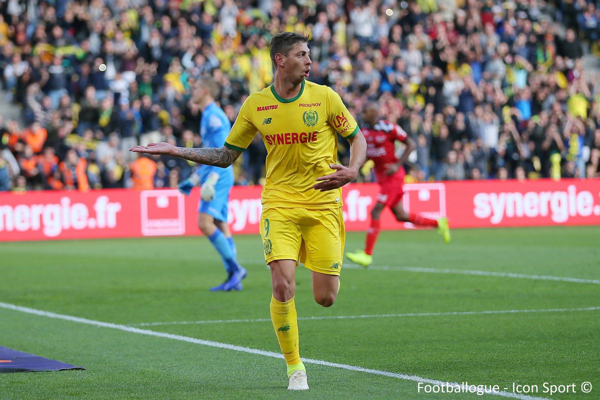 Footballogue's tweet photo. [#PrayForSala🙏] Le message d’Emiliano Sala🇦🇷 à ses proches sur Whatsapp dans l’avion

"Je suis dans l'avion, on dirait qu'il est sur le point de tomber en morceaux. (..) Si dans 1h30 vous n'avez pas de nouvelles de ma part... (...) Alala, qu'est-ce que j'ai peur..."

(L’Equipe) https://t.co/m1SMybFU6W